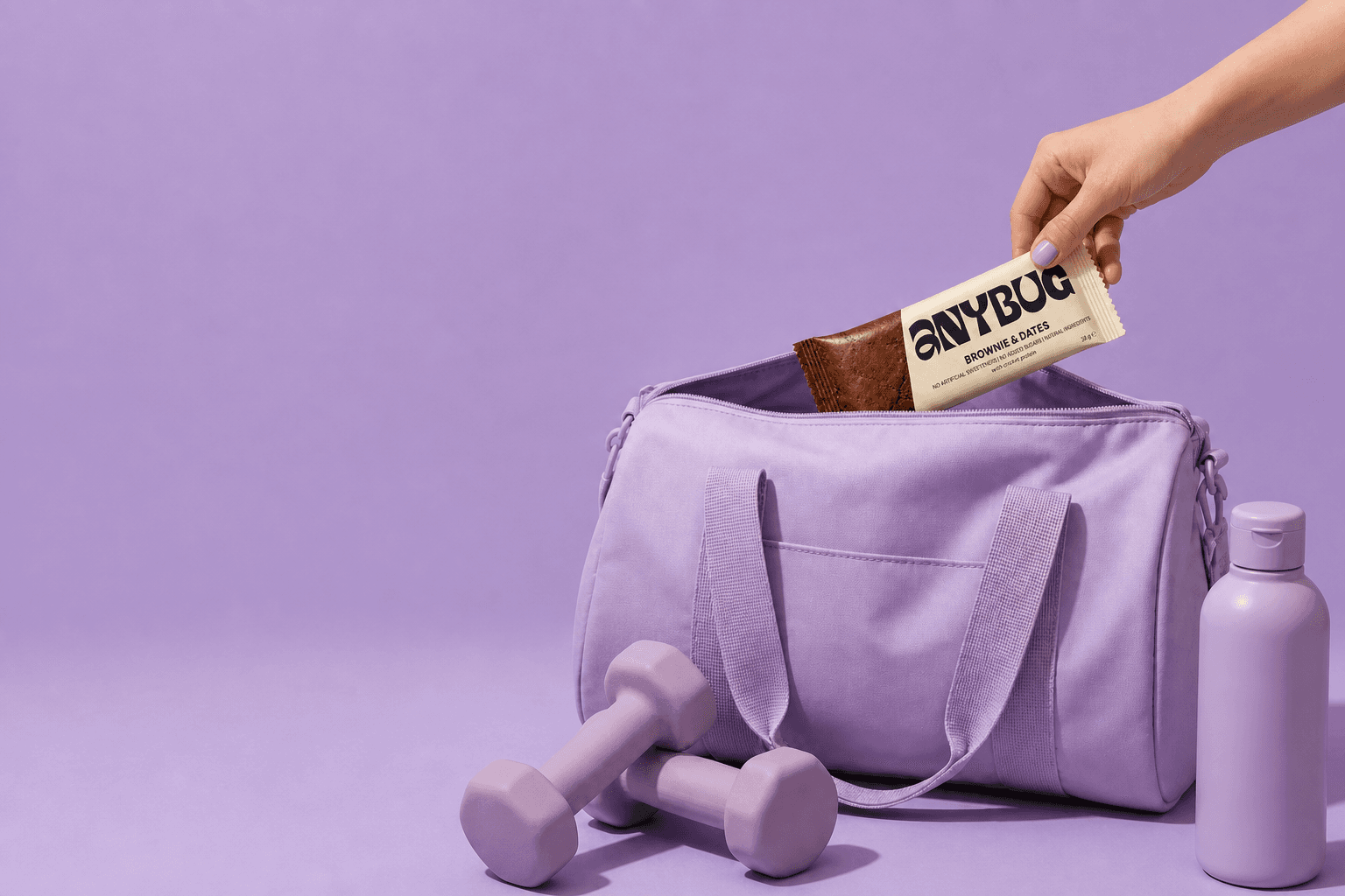 Mano guardando una barrita AnyBug en una bolsa de deporte lila
