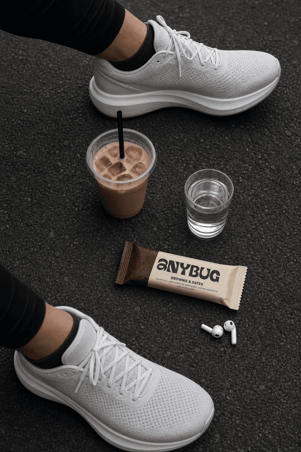 Barrita AnyBug en el suelo tras salir a correr, con café y agua